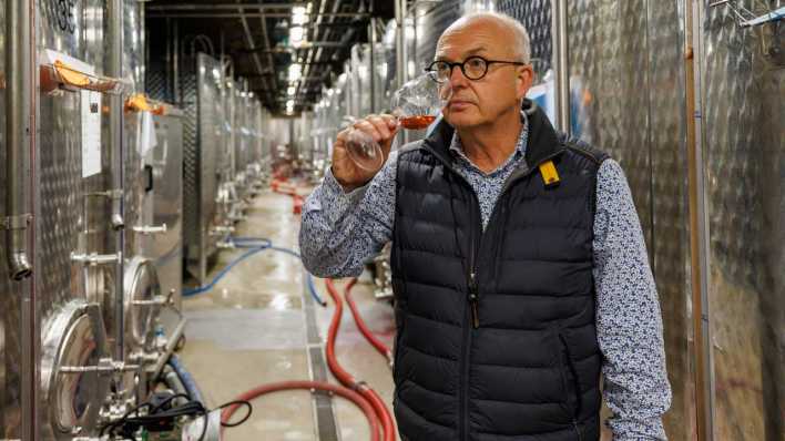 Bernhard Jung, vom Familienunternehmen Carl Jung, beim Abschmecken eines Roséweins (Bild: picture alliance/dpa)