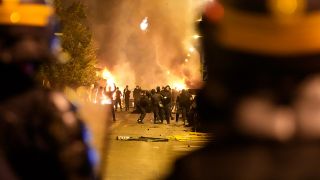 Polizeikräfte stehen Jugendlichen während Ausschreitungen in Nanterre, außerhalb von Paris, gegenüber.