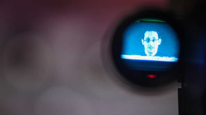 Archiv 2015: Edward Snowden auf dem Display einer Kamera während eines Remote-Interviews auf der Cebit