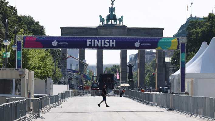 Auf der Straße des 17. Juni finden die Aufbaumaßnahmen für die Special Olympics World Games Berlin 2023 statt.