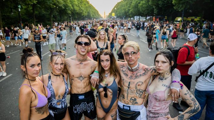 Eine Gruppe von feiernden leicht bekleidet beim Rave the Planet. (Quelle: Picture Alliance)