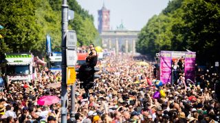 Feiernde beim "Rave the Planet" in Berlin. (Quelle: Picture Alliance)