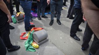 Homophobe Demonstranten in Tiflis, Georgien, zerstören eine Regenbogenflagge