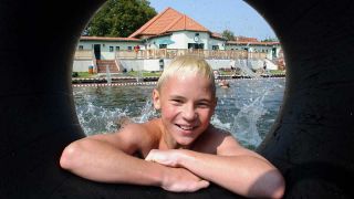 Ein Junge badet in der Flussbadeanstalt im brandenburgischen Beeskow. (Archivbild)