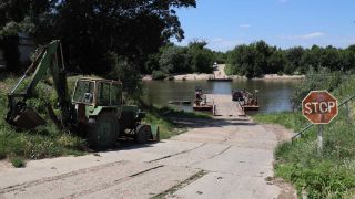 Repubik Moldau: Stop-Schild steht vor dem Fluss Dnestr (Bild: picture alliance/dpa)