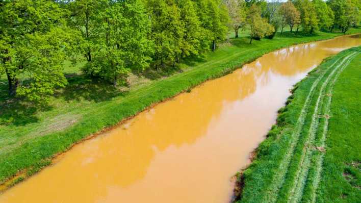 Die Spree bei Spreewitz (zwischen Neustadt und Spremberg) ist mit Ockerschlamm und rotbraunen Ablagerungen überzogen.