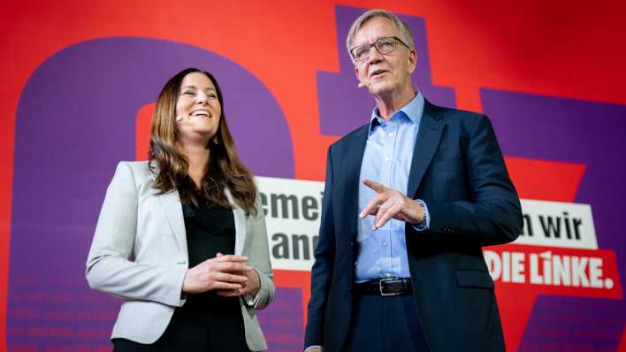 Janine Wissler (l.), Parteivorsitzende der Partei Die Linke gemeinsam mit Dietmar Bartsch, dem scheidenden Fraktionsvorsitzenden der Linkspartei (Bild: dpa / Kay Nietfeld)