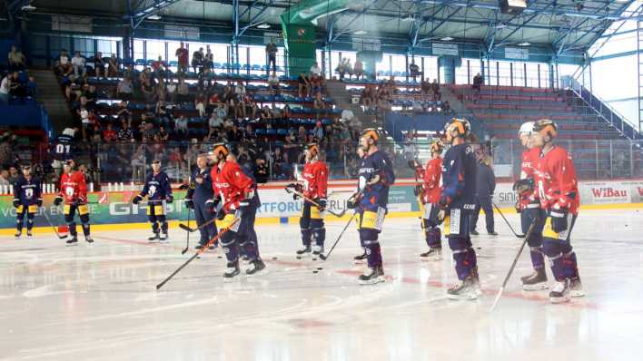 Archivbild: Die Eisbären Berlin starten mit Fans in die Saison mit einem öffentlichen Training im Wellblechpalast (Bild: IMAGO / Nordphoto)