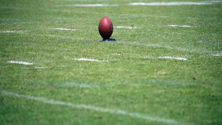 Symbolfoto: Football auf dem Rasen