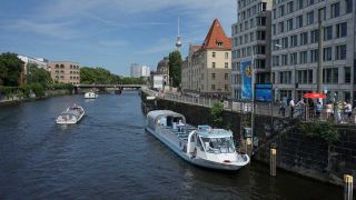 Das umgebaute Elektroschiff "MS Kreis" auf der Spree (Bild: rbb/Justus Wilke)