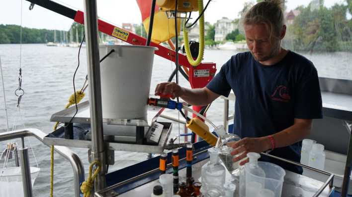 Chemie-Techniker Enrico Brückner auf dem Messboot (Bild: rbb/Justus Wilke)