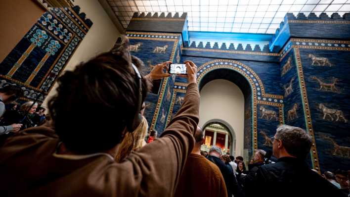 Besucher im Pergamonmuseum