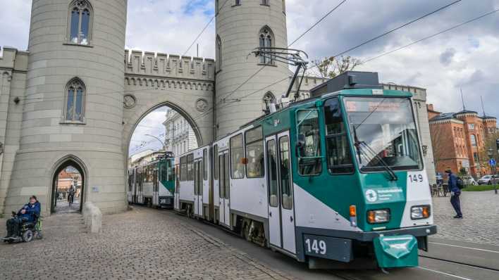 Eine Straßenbahn fährt durch das Nauener Tor in Potsdam.