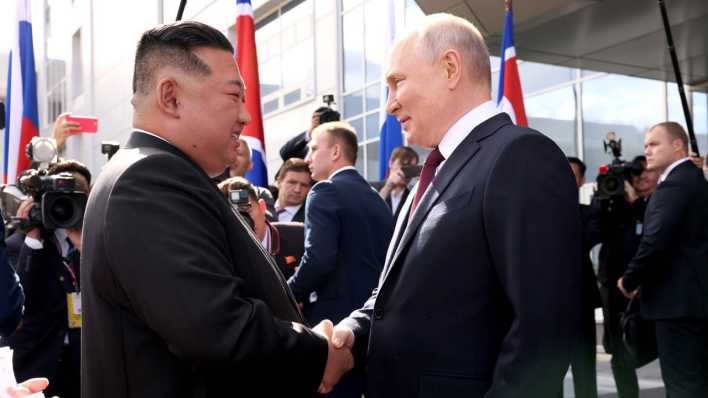 Der russische Praesident Wladimir Putin empfängt den nordkoreanischen Staatschef Kim Jong-un am neuen russischen Weltraumbahnhof von Wostotschny in Sibirien.
