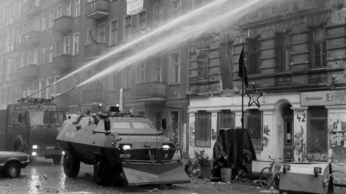 Räumung der Mainzer Straße mit Wasserwerfern im Jahr 1990.