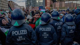 Polizisten bei einer pro-palästinensischen Demonstration am 15. Oktober auf dem Potsdamer Platz in Berlin.