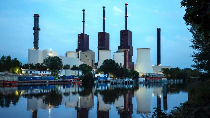 Das Heizkraftwerk Lichterfelde spiegelt sich im Wasser.