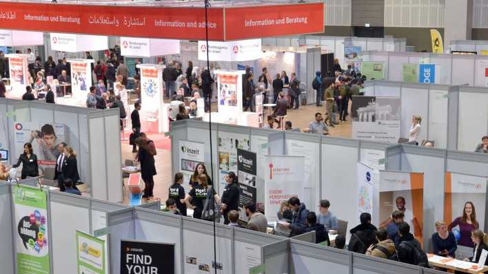 Archivbild: Blick in die Jobmesse für Geflüchtete und Migranten (Bild: picture alliance / Janne Kieselbach/dpa/ZB