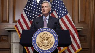 Kevin McCarthy, Abgeordneter und ehemals Vorsitzender des US-Repräsentantenhauses, spricht zu Reportern,nachdem er als Sprecher des Repräsentantenhauses abgesetzt wurde. (Bild: J. Scott Applewhite/AP/dpa-Bildfunk)