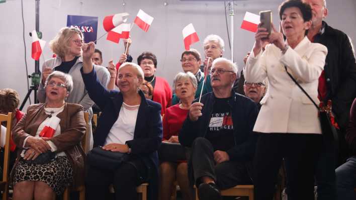 Polen schwenken polnische Fahnen vor der Parlamentswahl im Oktober (Bild: picture alliance / AA | Jakub Porzycki)