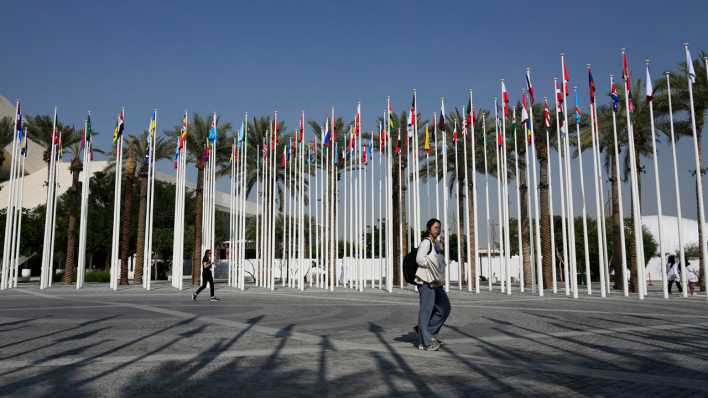 Flaggen vor dem Veranstaltungsort der COP28 in Dubai.