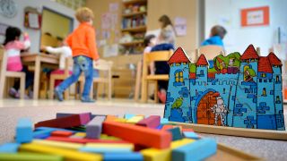 Spielzeug liegt in einer Kindertagesstätte auf dem Boden. (Bild: picture alliance/dpa | Monika Skolimowska)