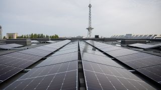 Solarpanels sind vor einem Pressetermin zum Bau von Berlins größter Photovoltaik-Anlage der Stadtwerke und Messe auf dem Dach der Messe Berlin vor dem Funkturm zu sehen.