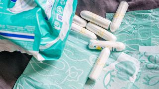 Illustration: Tampons und Binden