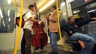 Jazzmusiker machen Musik in der U-Bahn in Berlin