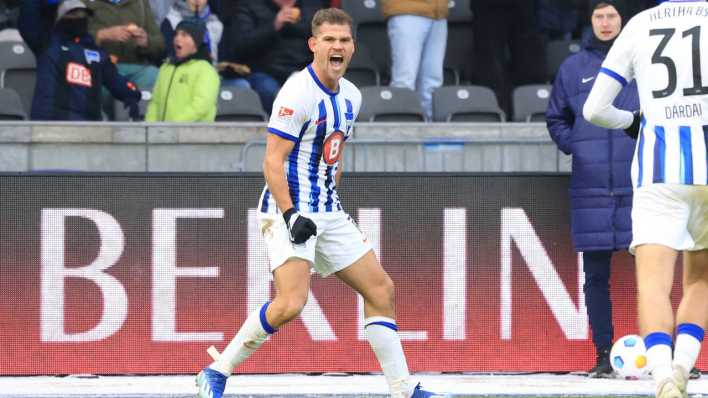 Florian Niederlechner (JHertha BSC) bejubelt sein drittes Tor im spiel gegen Elversberg