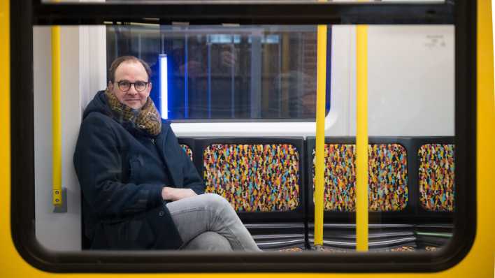 Henrik Falk, Vorstandsvorsitzenden der BVG, sitzt während der Übergabe des Premierenfahrzeugs der nächsten U-Bahngeneration in einem Wagen.