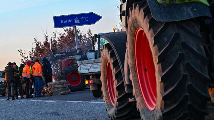 Landwirte blockieren am Montag mit ihren Traktoren die Auffahrt auf die Autobahn A12 in Richtung Berlin