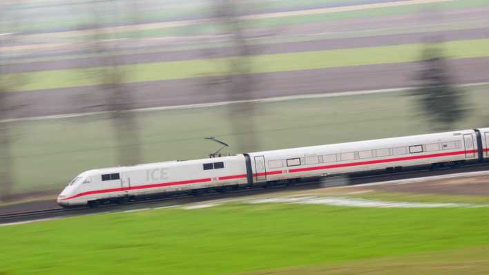Ein ICE der Deutschen Bahn fährt auf der Strecke zwischen Hildesheim und Berlin (Bild: dpa / Julian Stratenschulte)