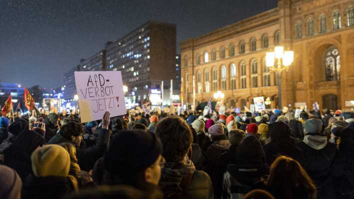 Aufnahmen im Rahmen der Demonstration Auf die Strasse Gegen AfD vor dem Roten Rathaus in Berlin, 17.01.2024