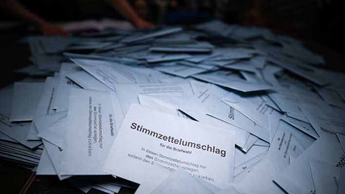 Stimmzettelumschläge liegen während der Auszählung der Briefwahlstimmen in der Max-Schmeling-Halle.