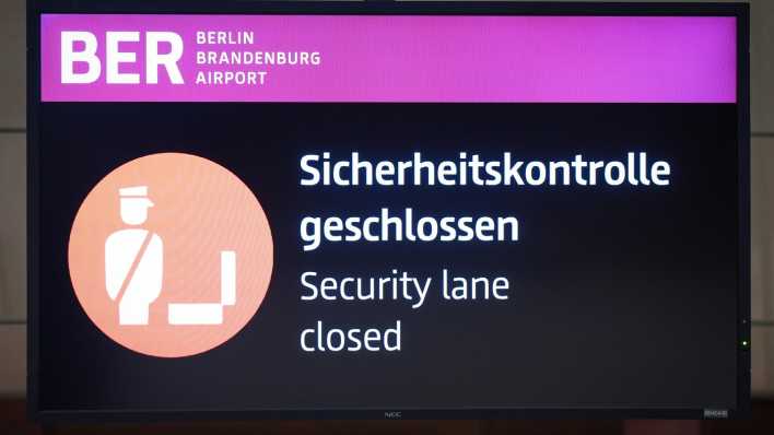Symbolbild und Themenbild einer geschlossenen Sicherheitskontrolle am Flughafen BER, Berlin Brandenburg. Verdi ruft das Personal zum Warnstreik auf am 01.02.2024