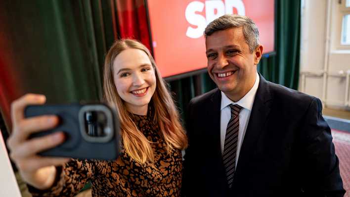 Luise Lehman und Raed Saleh von der SPD machen bei der Ankündigung ihre Kandidatur für die Doppelspitze in Berlin ein Selfie.