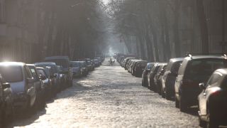 Parkende Autos in der Weserstraße in Berlin-Neukölln