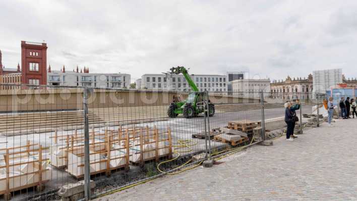 Bauzäune umgeben das Gelände der Baustelle für des zukünftige Freiheits- und Einheitsdenkmal auf der Schloßfreiheit. (Bild: picture alliance/dpa | Carsten Koall)