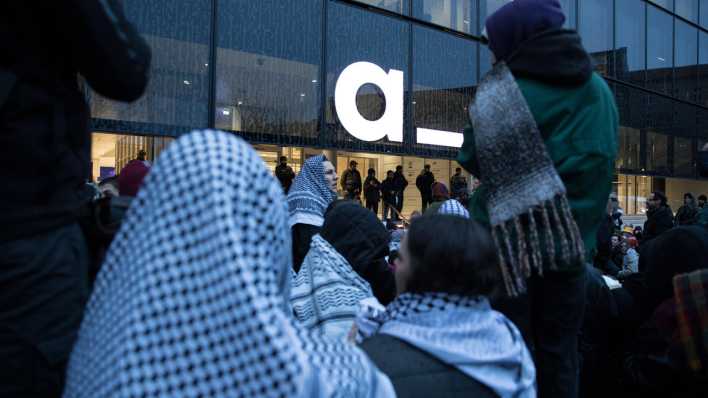Aktivisten protestieren vor dem Gebäude von Axel Springer