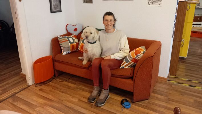 Anwohnerin Nora Wetzel (mit Hund Ted) konnte mit Kiezfondsmitteln ein Hundetraining für Nachbarn organisieren