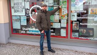 Sozialarbeiter und Kiezfonds-Betreuer ThomasPotyka im Stadtteilkoordinations-Büro Alt-Hohenschönhausen