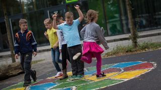 Kinder spielen auf einem Schulhof