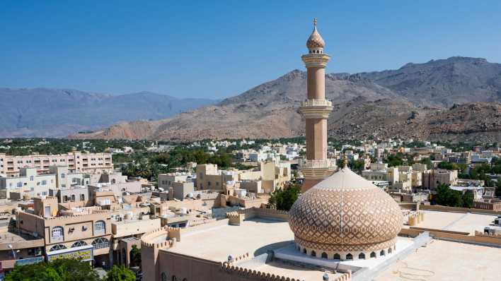 Blick auf die omanische Stadt Nizwa (Foto: imago images / Andia)