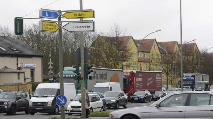 Starkes Verkehrsaufkommen im Gewerbegebiet Motzener Straße