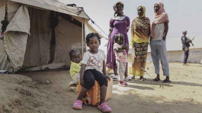 Eine Familie in der Gorom Flüchtlingssiedlung südwestlich von Dschuba