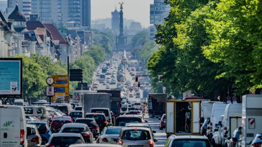 Symbolbild Klima: Autos, Lastwagen und Lieferfahrzeuge fahren auf dem Kaiserdamm in Berlin