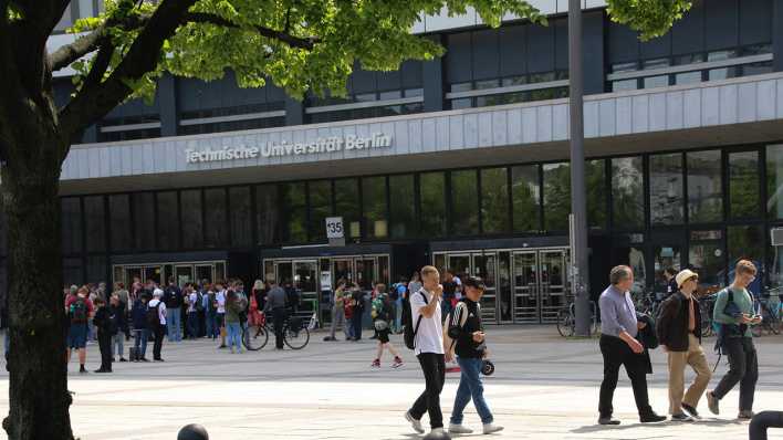 Studierende vor der Technischen Universität Berlin (TU)