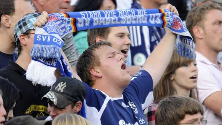 Fans mit Fanschals beim SV Babelsberg 03