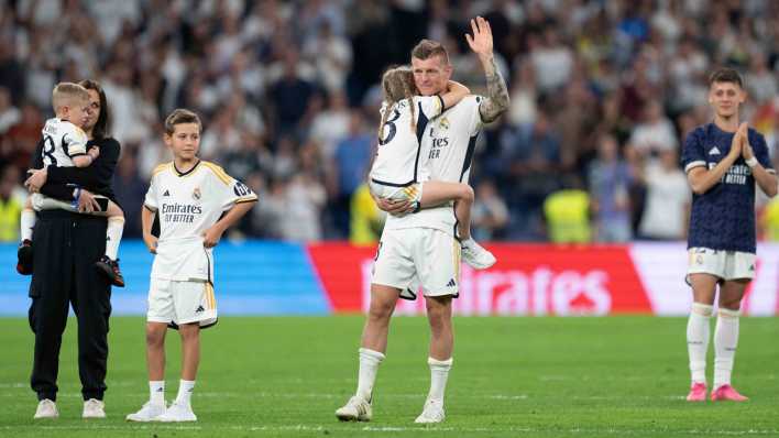 Toni Kroos und seine Familie nach seinem letzten Spiel für Real Madrid